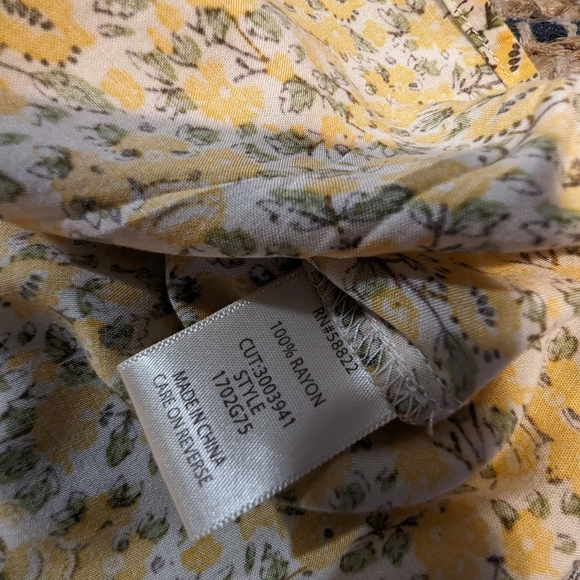 Yellow Ditsy Floral Top M 100% Rayon V-neck Cap Puff Sleeve Cottagecore - Picture 5 of 6